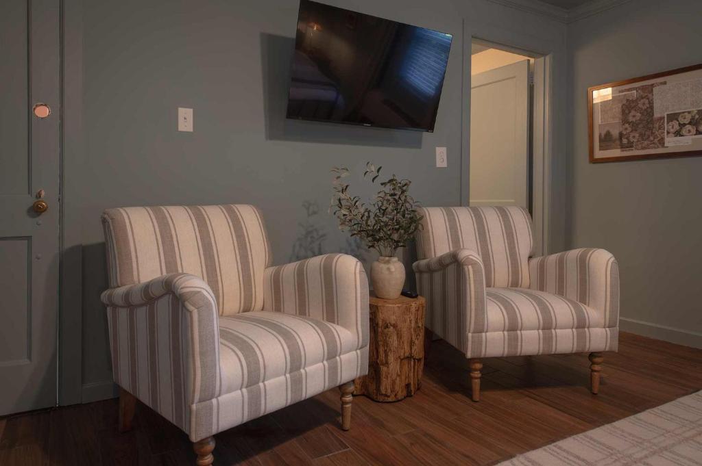 Falling Water Room on Lookout Mountain - Image 6