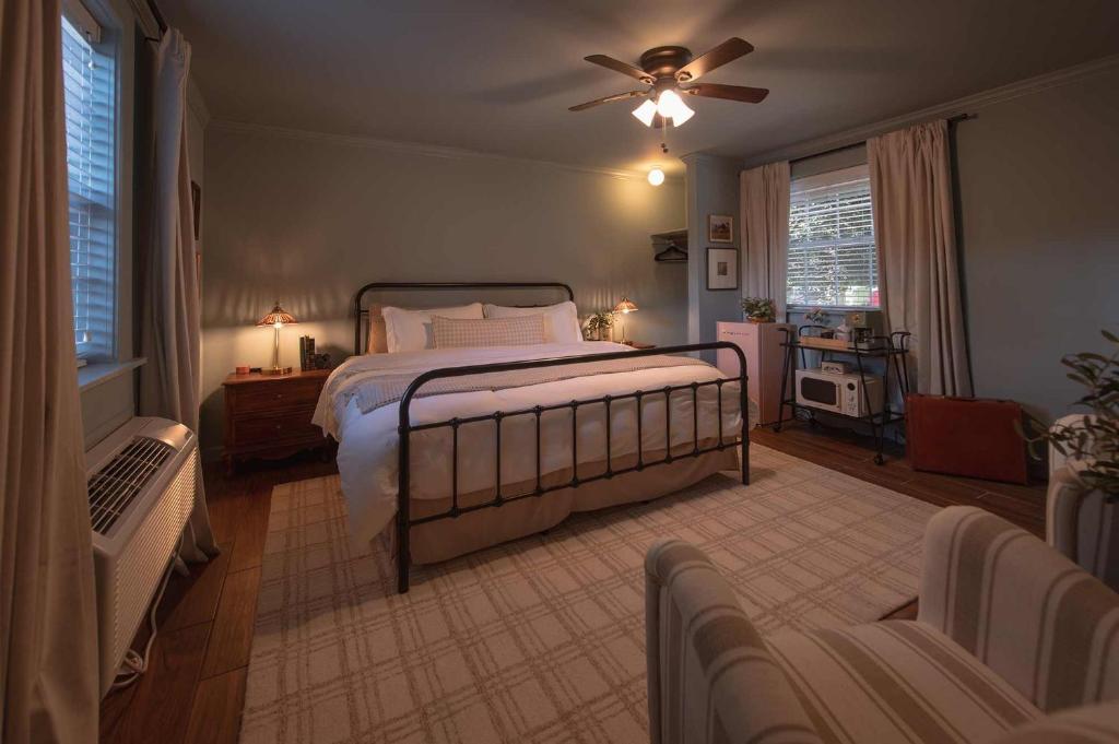 Falling Water Room on Lookout Mountain - Image 8