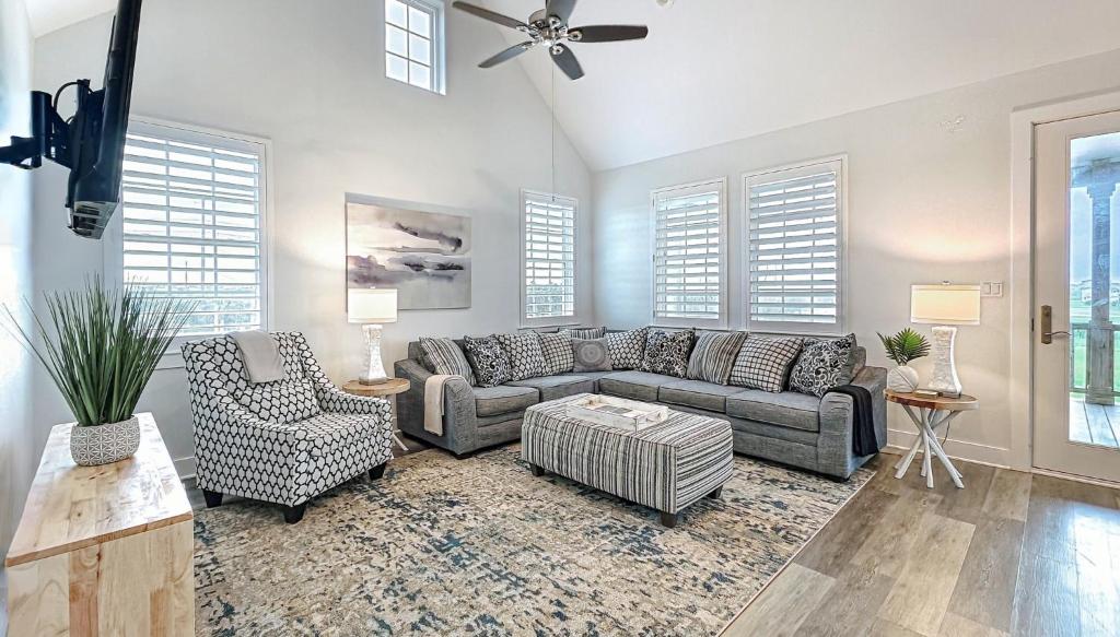 Beachside Dream House, Heated Poolhot Tub, Lift - Image 8