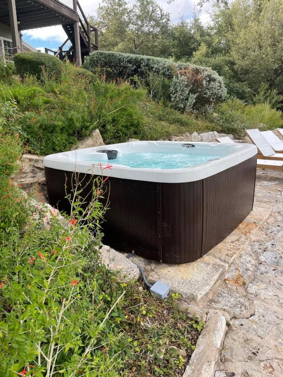 Hot Tub (Jacuzzi) - Photo 2