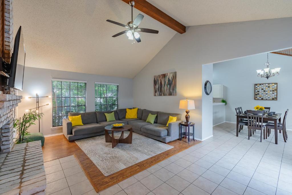 Fun 'n Sun Heated Pool & Gameroom By Fiesta Texas - Image 6