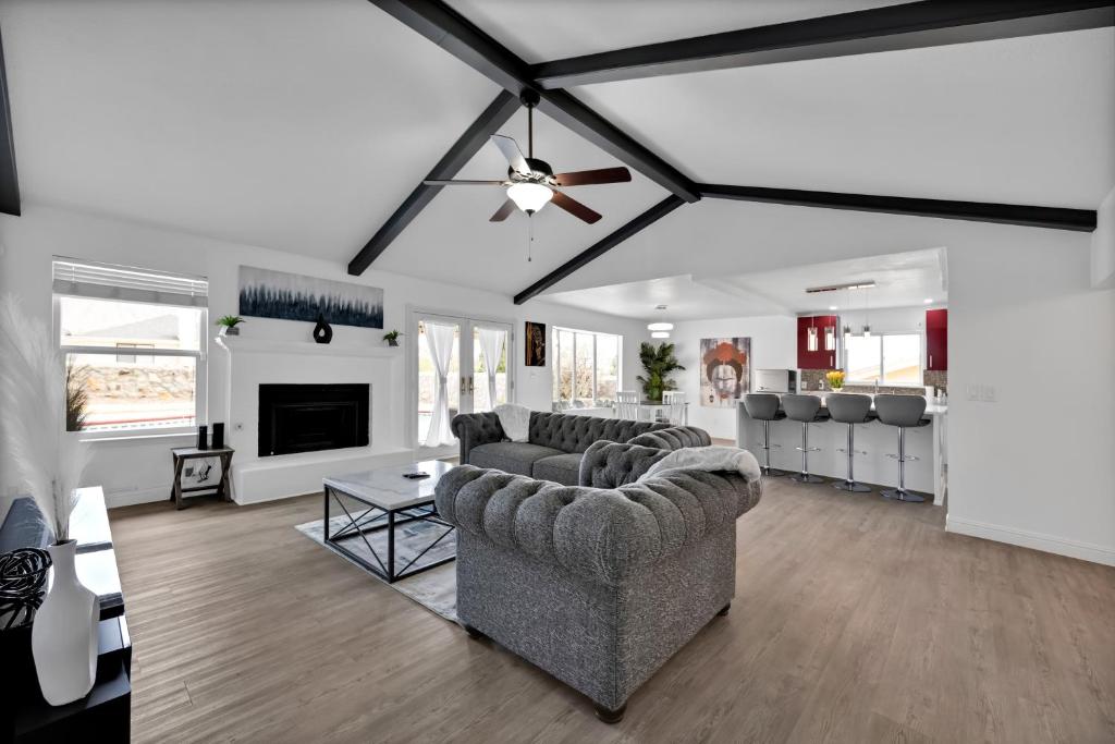 Home with Mountain View/Pool/Tub - Image 5