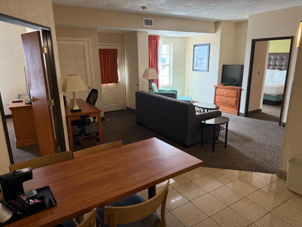 McAllen Plaza Hotel and Suites - Image 7