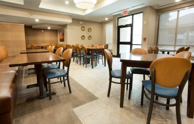 McAllen Plaza Hotel and Suites - Image 5