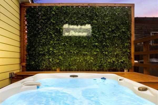 Downtown Historic 2Bdrm, Walk to Riverwalk, Alamo; Beautifully Renovated!