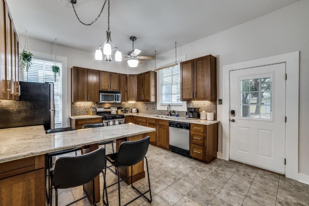 Downtown Historic 2Bdrm, Walk to Riverwalk, Alamo; Beautifully Renovated! - Image 5