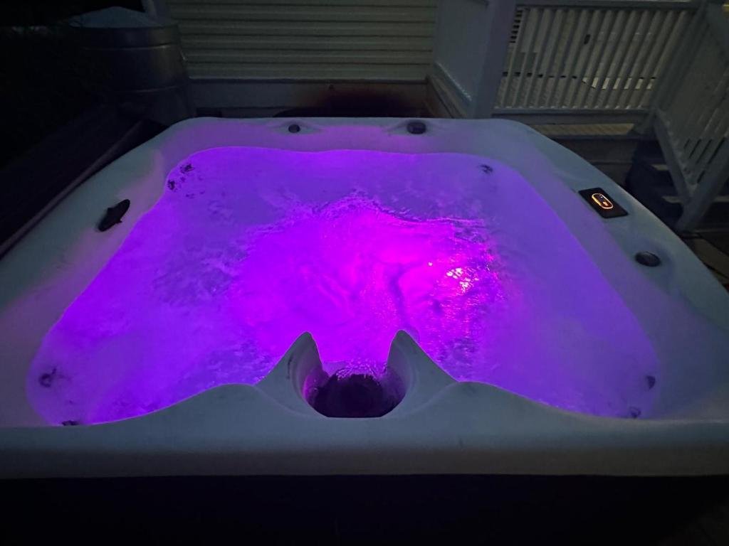 Hot Tub (Jacuzzi) - Photo 2