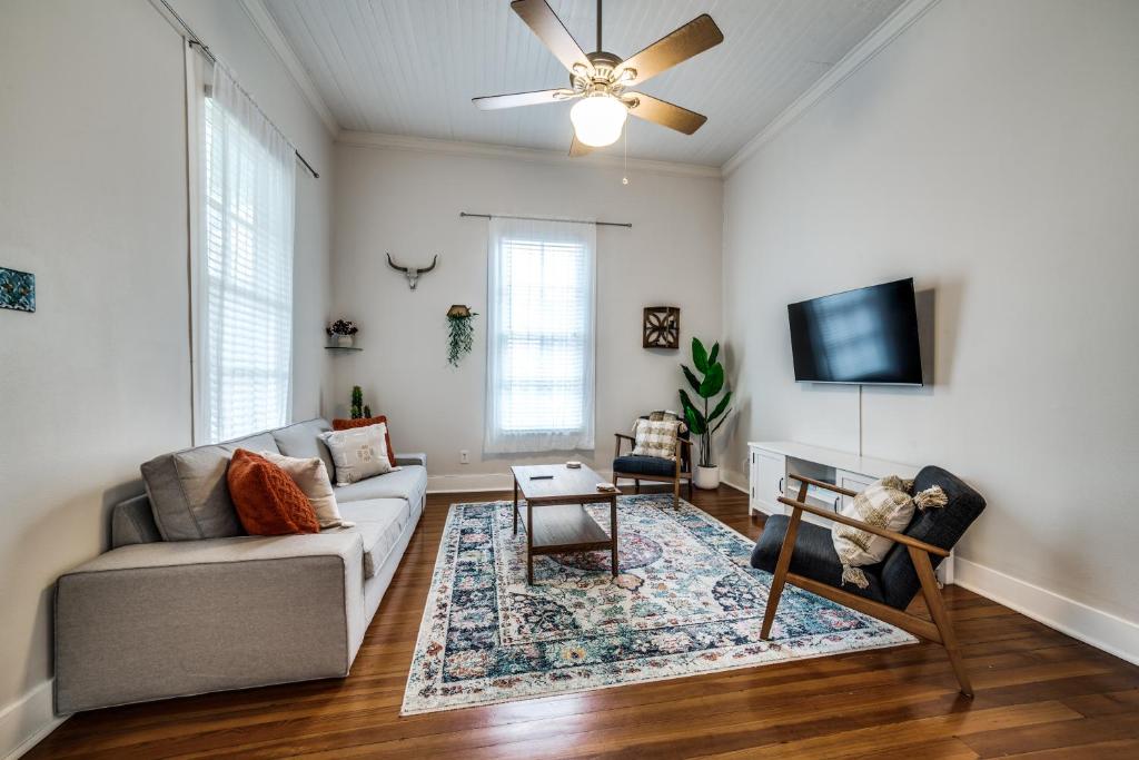 Downtown Historic 2Bdrm, Walk to Riverwalk, Alamo; Beautifully Renovated! - Image 6