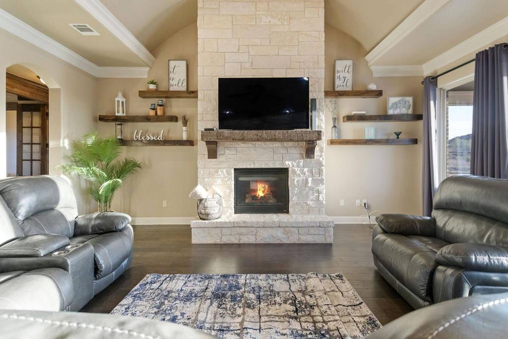 Luxe Retreat: Pool, Spa,Jacuzzi, EV Charger & more - Image 6