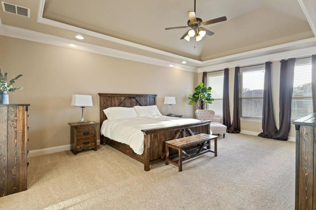 Luxe Retreat: Pool, Spa,Jacuzzi, EV Charger & more - Image 8