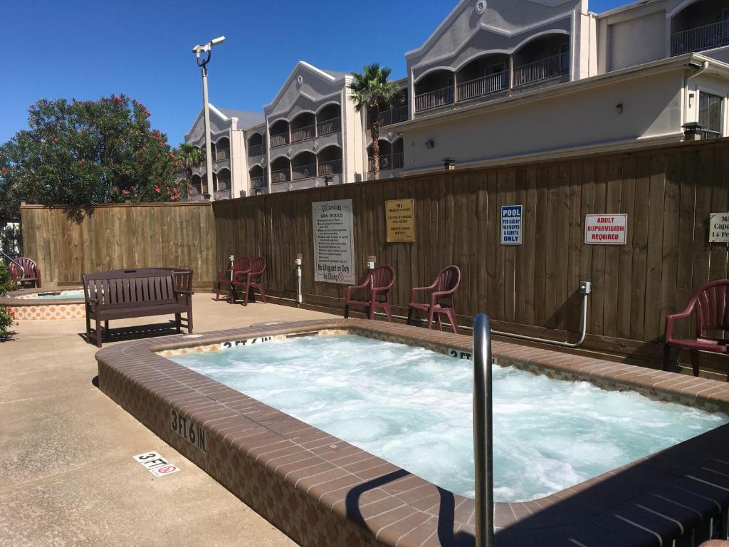 Hot Tub (Jacuzzi) - Photo 3