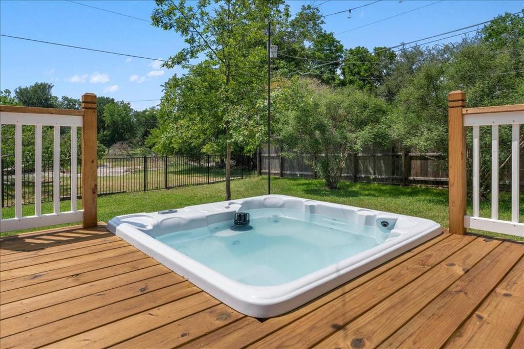 Hot Tub (Jacuzzi) - Photo 2