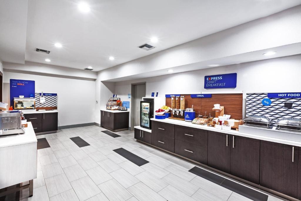 Holiday Inn Express Port Lavaca by IHG - Image 5