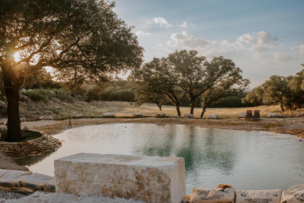 The Roost Farmhaus on 20 acres, hill country view, firepit, swimming hole