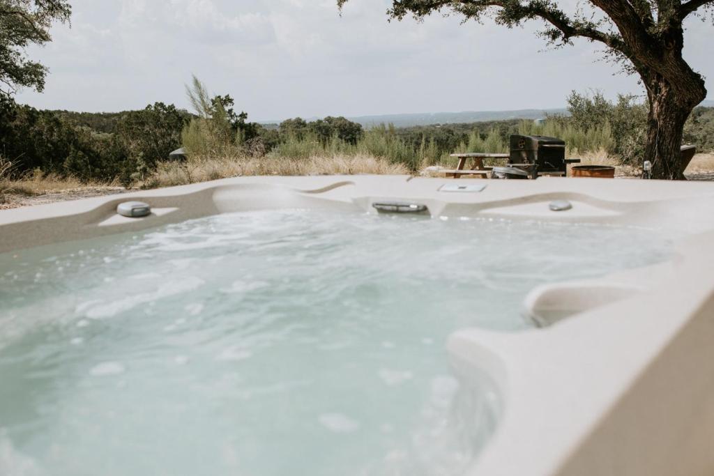 The Roost Farmhaus on 20 acres, hill country view, firepit, swimming hole