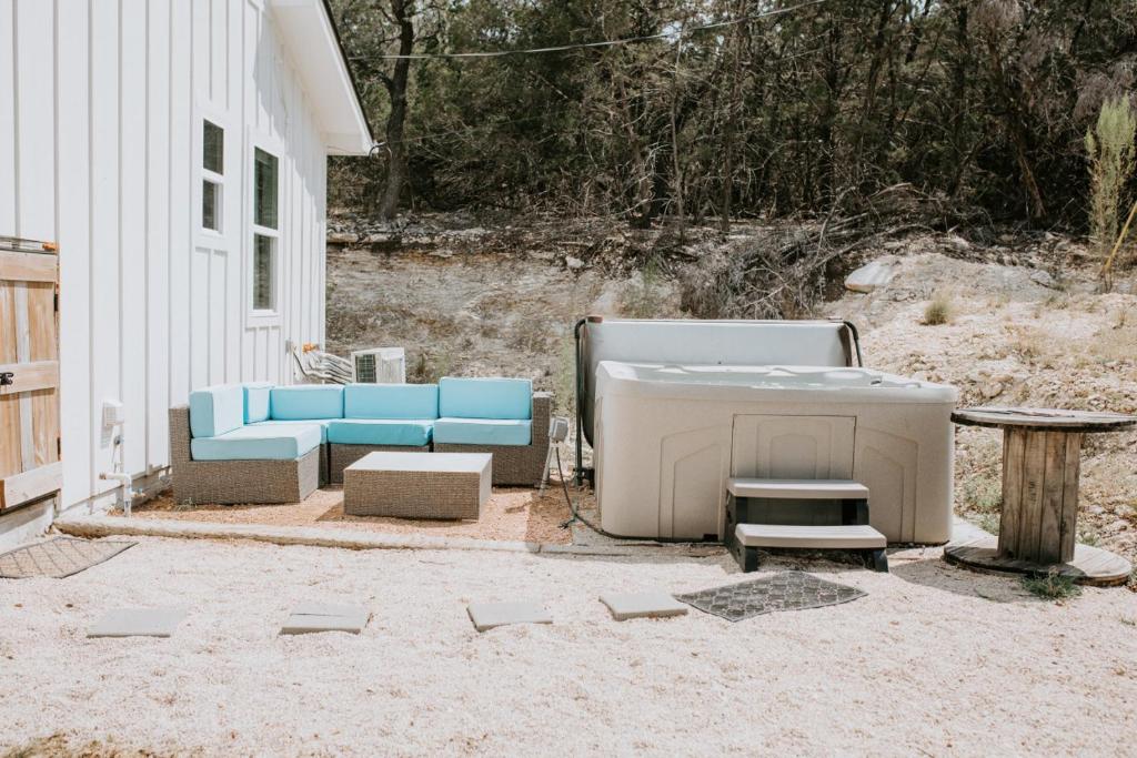 Hot Tub (Jacuzzi) - Photo 2