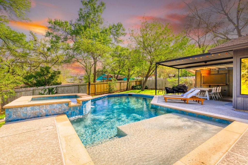 Spacious ATX Escape, 4BR, Pool, Mins to Zilker
