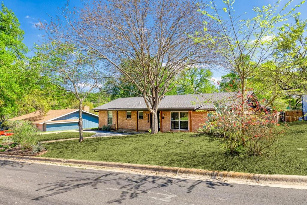 Spacious ATX Escape, 4BR, Pool, Mins to Zilker - Image 7