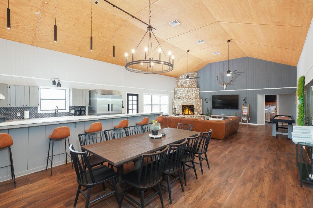 Mountain Views I Pool&Hot Tub I Home for 20 Guests - Image 4