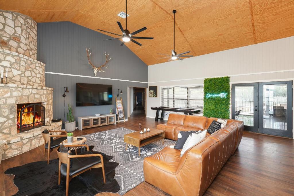 Mountain Views I Pool&Hot Tub I Home for 20 Guests - Image 5