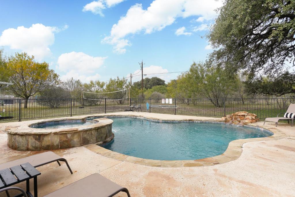 Hot Tub (Jacuzzi) - Photo 3