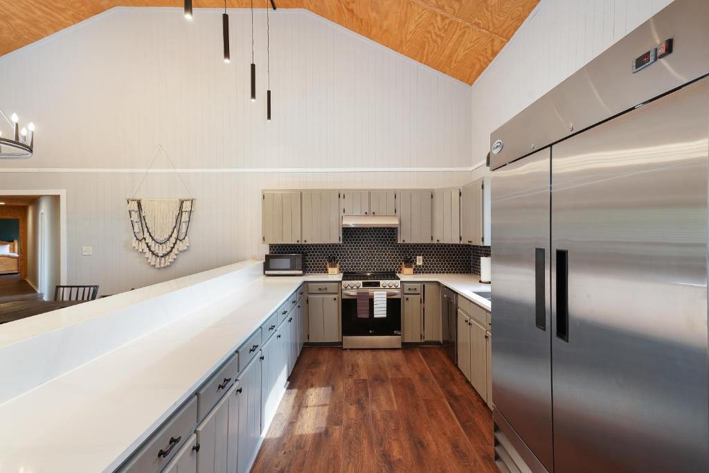 Mountain Views I Pool&Hot Tub I Home for 20 Guests - Image 8