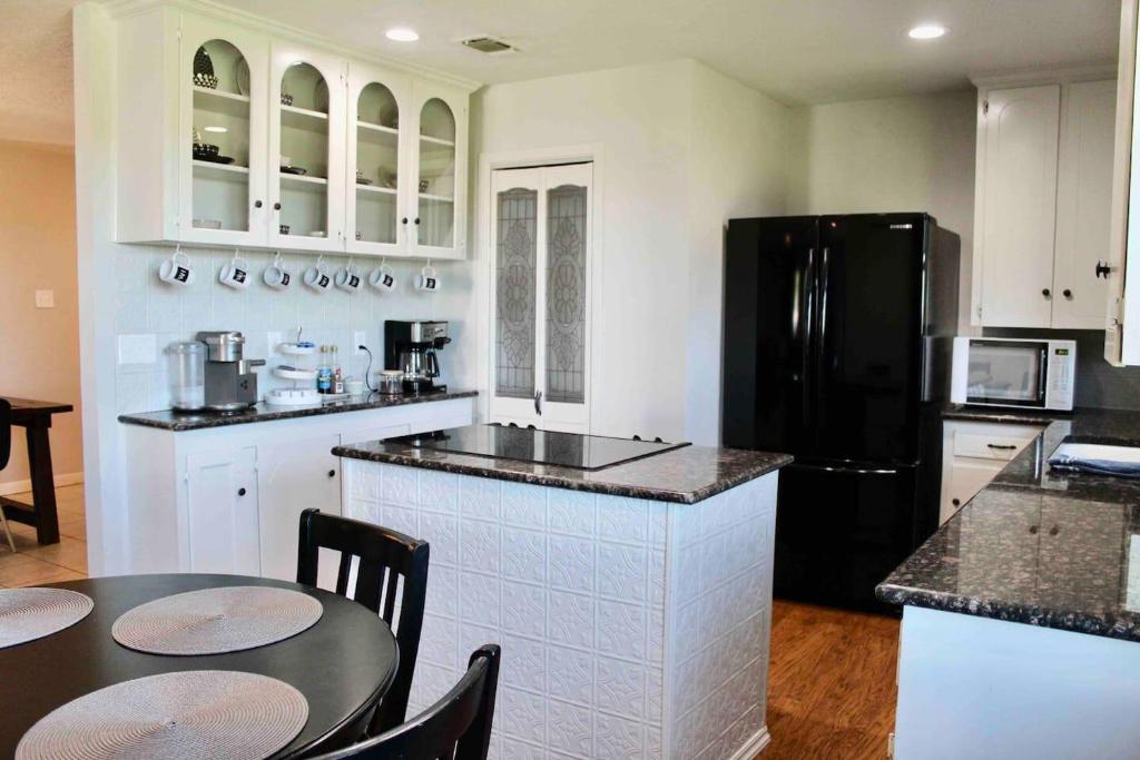 Saint Jo Pool Hot Tub Great Views Near Winery - Image 5