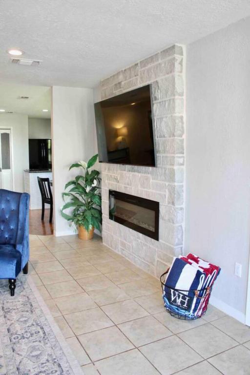 Saint Jo Pool Hot Tub Great Views Near Winery - Image 6