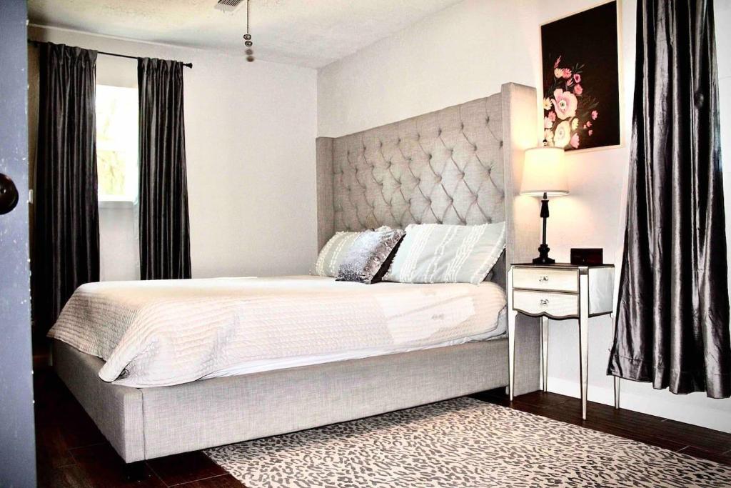 Saint Jo Pool Hot Tub Great Views Near Winery - Image 8