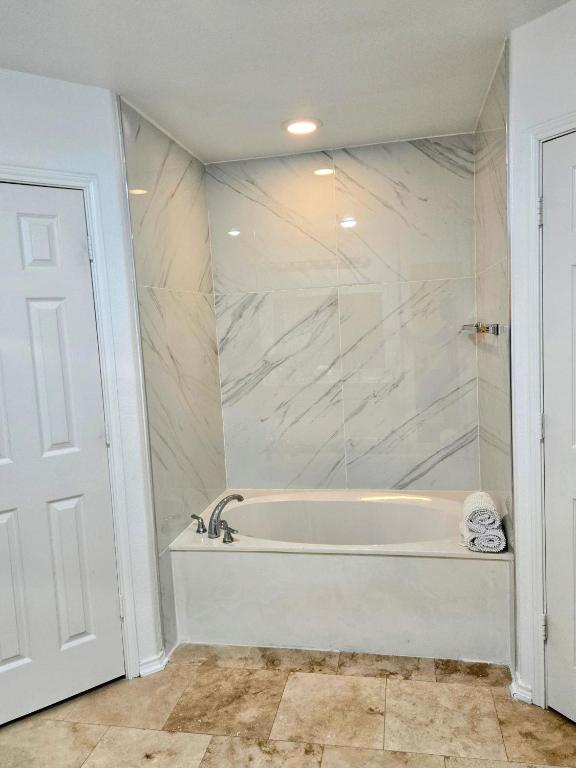 Hot Tub (Jacuzzi) - Photo 3