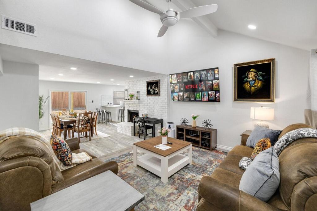 Frisco Getaway Hometel w the Spa and Outdoor Kitchen