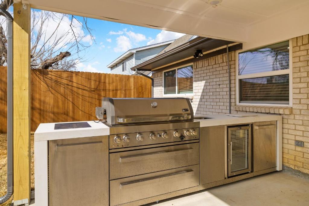 Frisco Getaway Hometel w the Spa and Outdoor Kitchen - Image 8