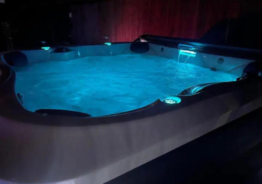 Hot Tub (Jacuzzi) - Photo 2