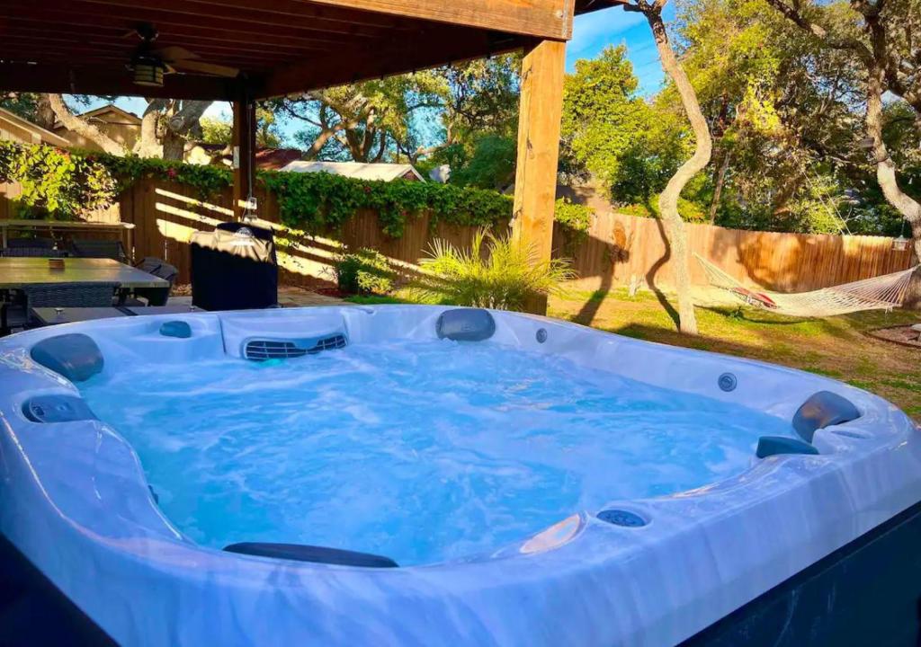 Knot Bay Haven, Dog Friendly, Hot Tub, Fenced yard, Patio and Grill, 3 BR