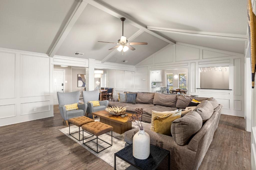 Cosy Waterfront Home - Image 4