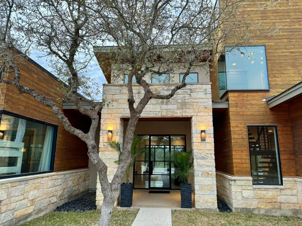 Upscale Modern Hill Country Home! Has it ALL! - Image 6