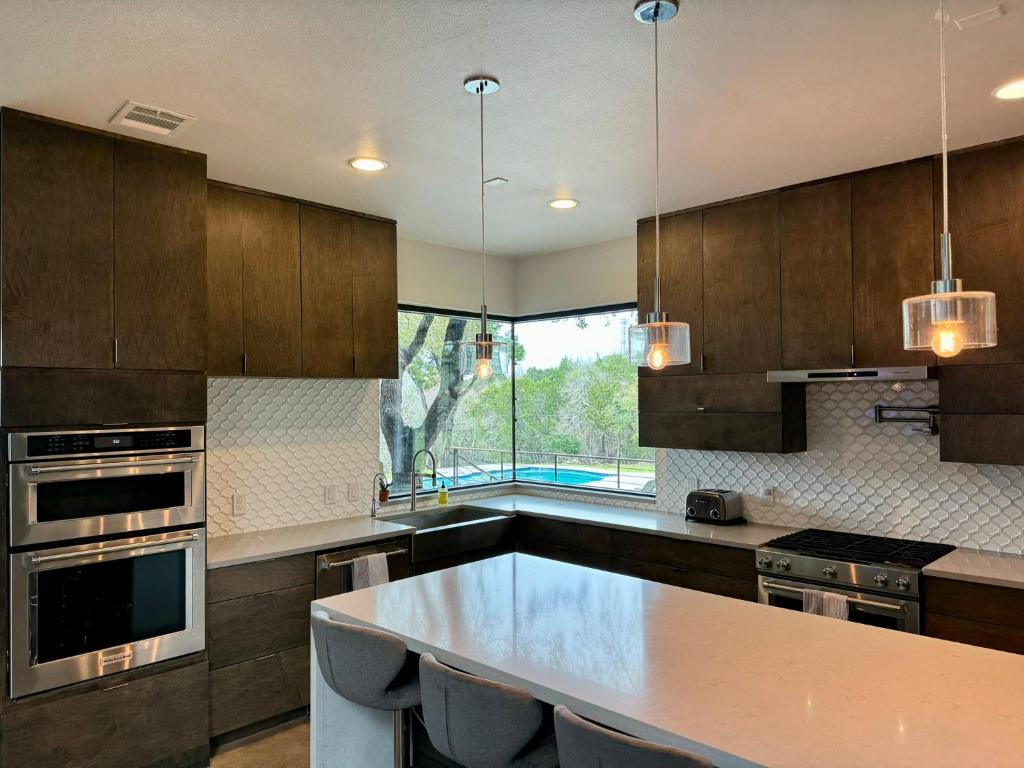 Upscale Modern Hill Country Home! Has it ALL! - Image 4