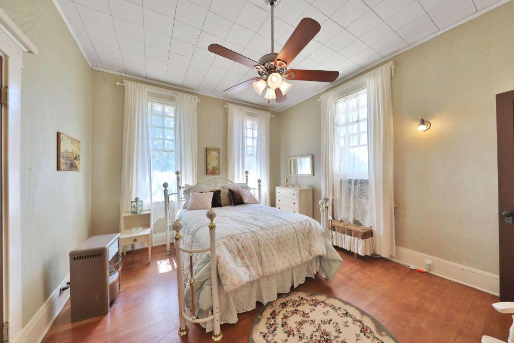 The Lancaster Manor Bed and Breakfast - Image 4