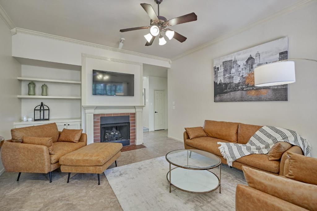 New! Pool, Spa, Nature Trails - The Woodlands 4BR Forest Retreat! - Image 6