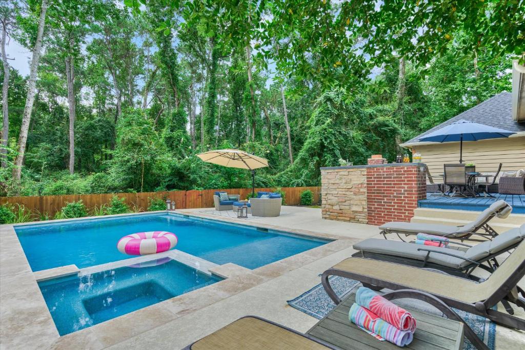 New! Pool, Spa, Nature Trails - The Woodlands 4BR Forest Retreat! - Image 8