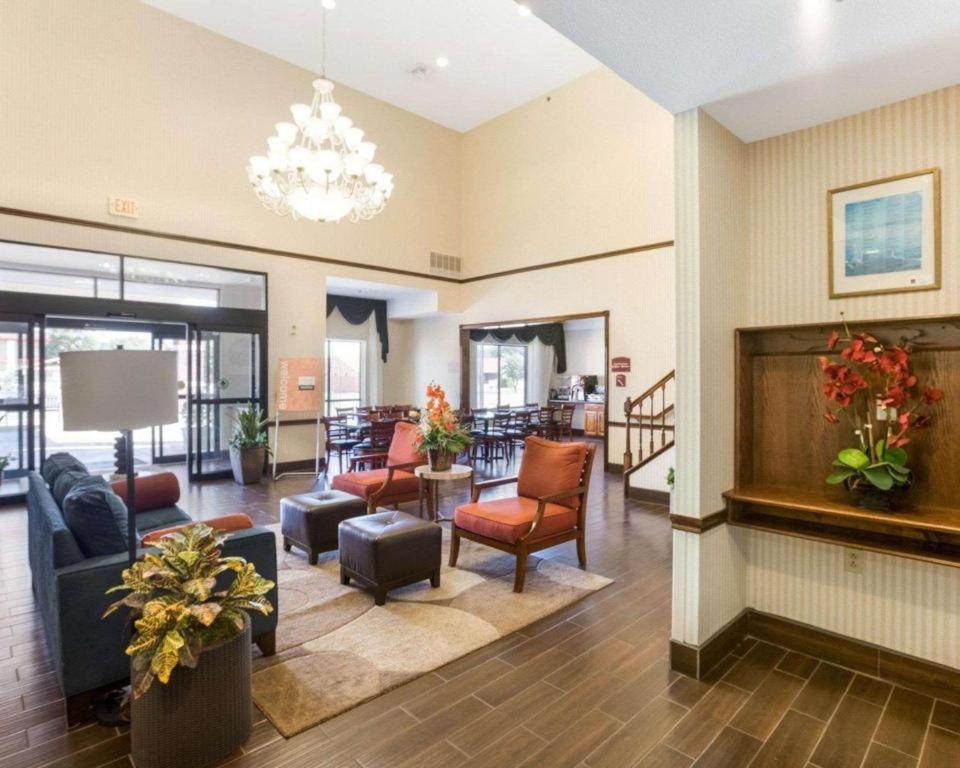 Comfort Suites - Image 4