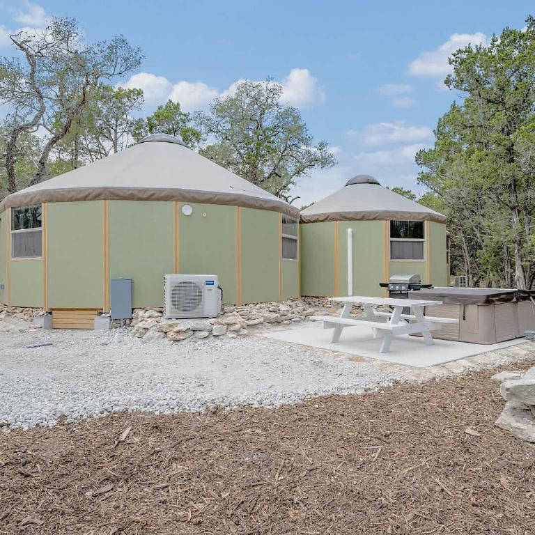 Magnolia Family Yurt Cabin - Hot Tub Loft Full Kitchen & Bath