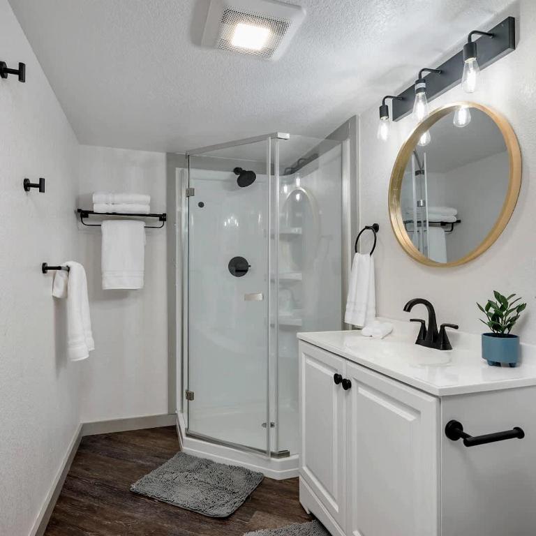 Magnolia Family Yurt Cabin - Hot Tub Loft Full Kitchen & Bath - Image 8