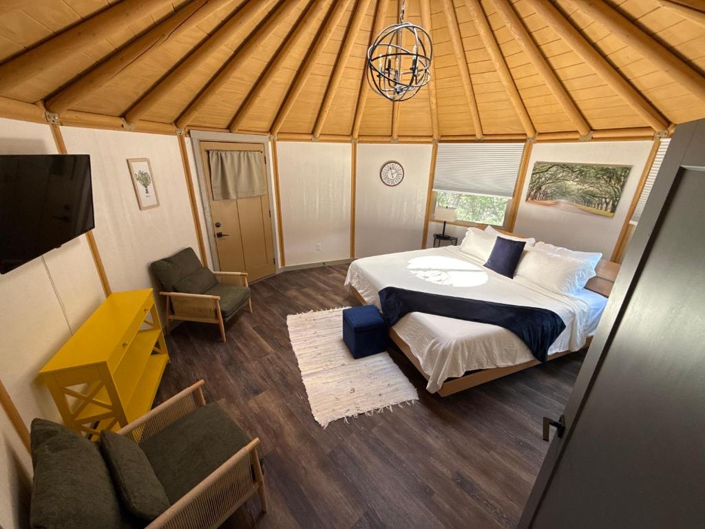 Magnolia Family Yurt Cabin - Hot Tub Loft Full Kitchen & Bath