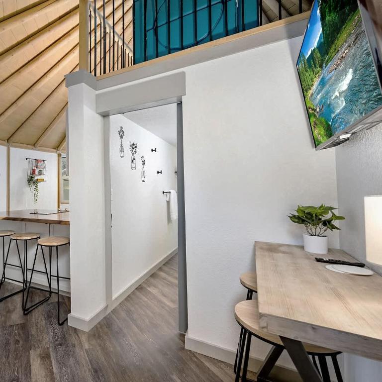 Magnolia Family Yurt Cabin - Hot Tub Loft Full Kitchen & Bath - Image 7