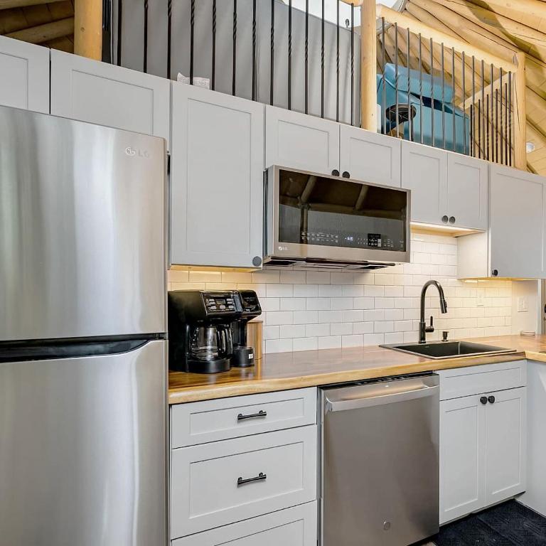 Magnolia Family Yurt Cabin - Hot Tub Loft Full Kitchen & Bath - Image 4
