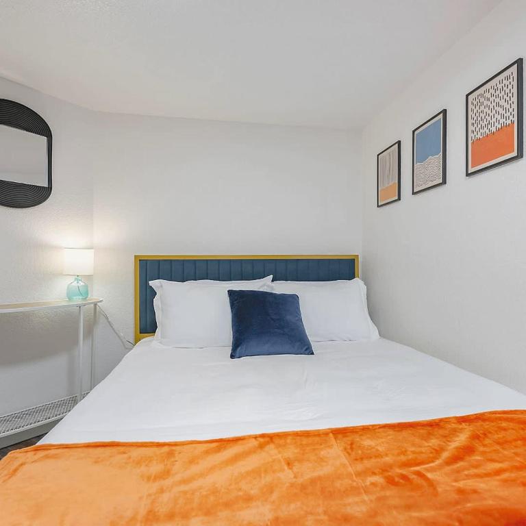 Magnolia Family Yurt Cabin - Hot Tub Loft Full Kitchen & Bath - Image 5