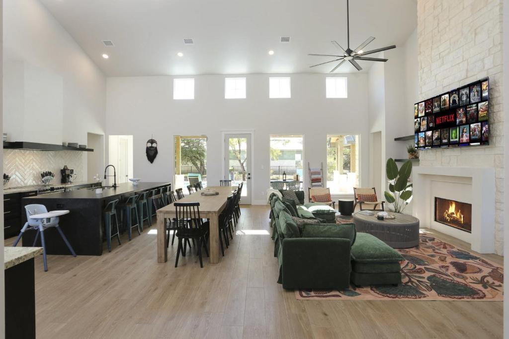 Heated pool Hot Tub Golf Cart Arcade Two Kitchens - Image 5