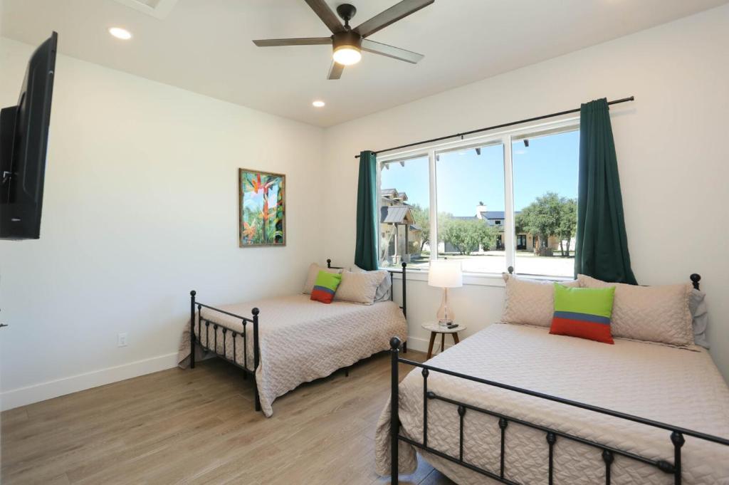 Heated pool Hot Tub Golf Cart Arcade Two Kitchens - Image 8