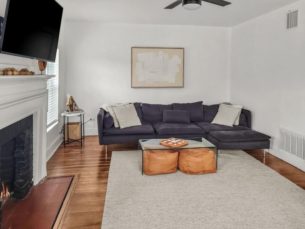 Simply Get-A-Waco- HOT TUB, Sleeps 10, 5-min Walk to Silos & Downtown Waco - Image 5